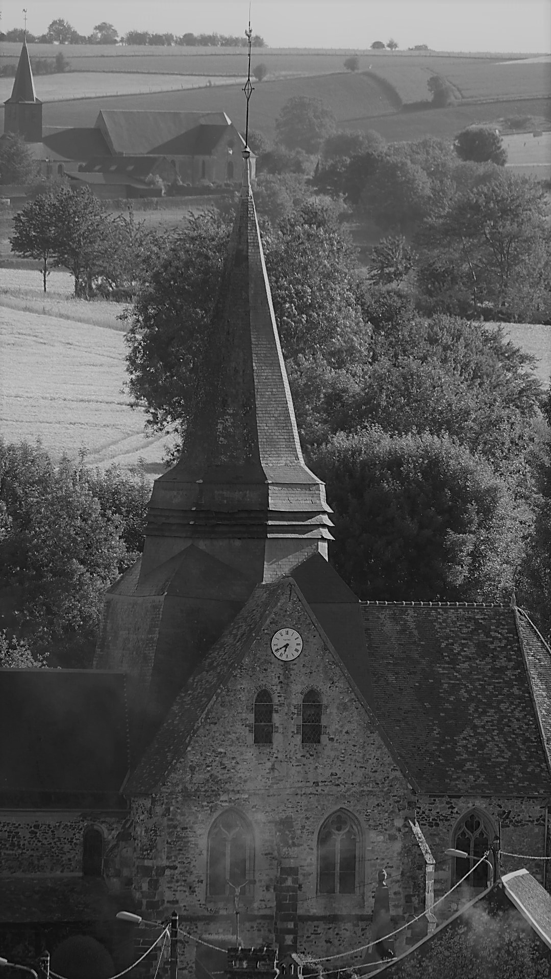 Le clocher de l'église Saint-Martin de Blacourt, photographie en noir et blanc