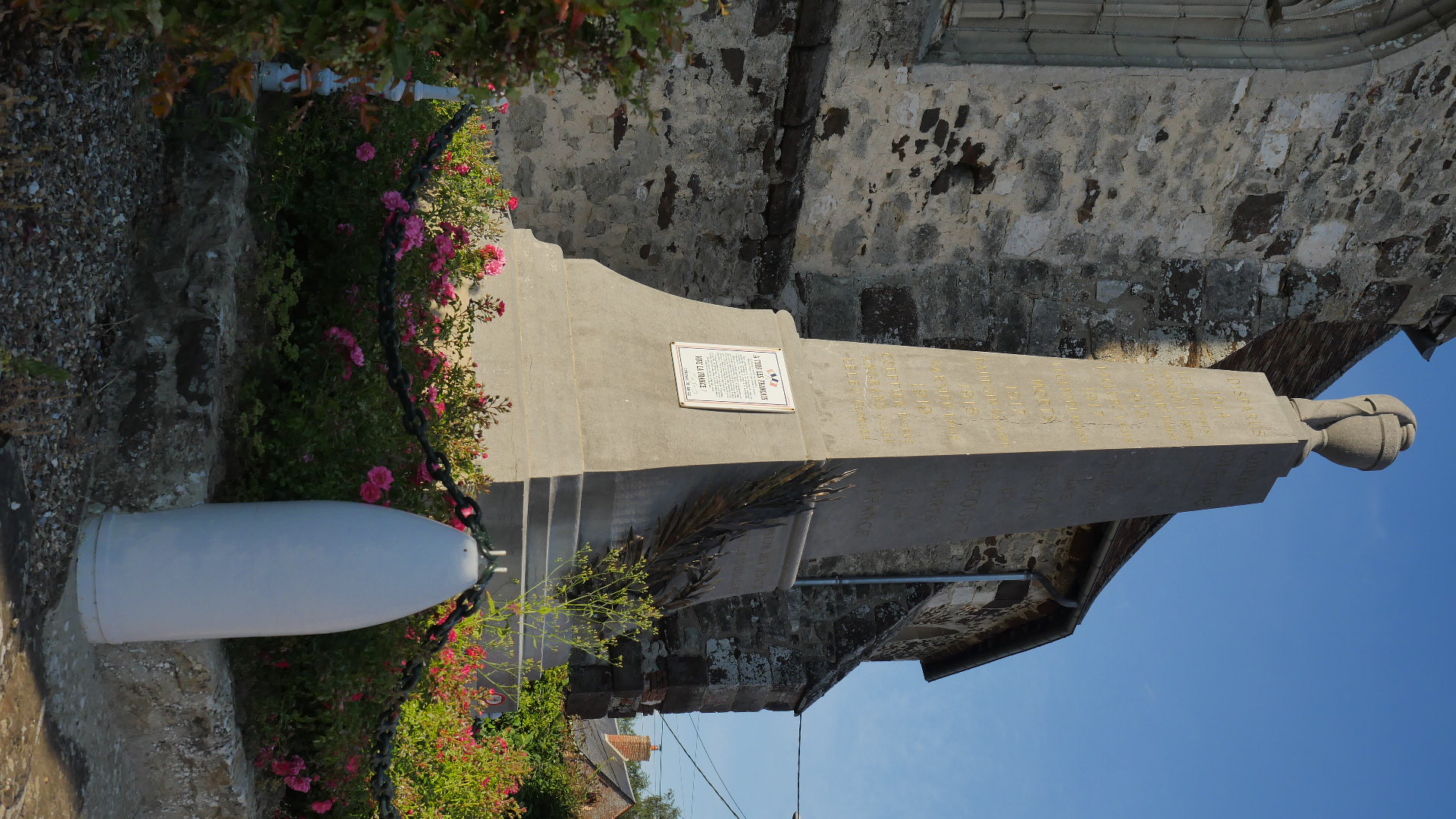 Monument aux morts de Blacourt, pyramide en granite de Belgique