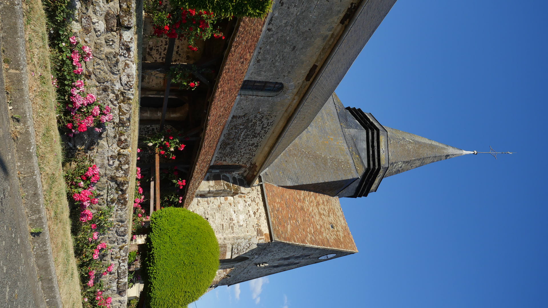 Église Saint-Martin de Blacourt, vue du porche fleuri